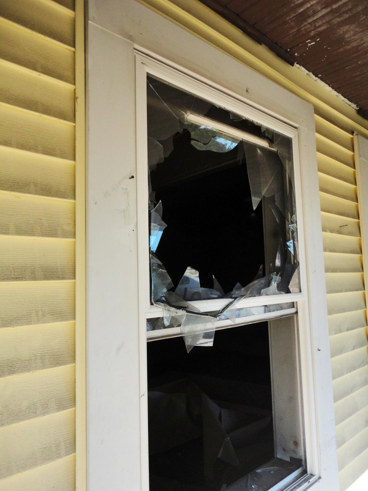 Detail Broken Window Pic Nomer 20