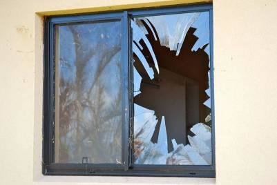 Detail Broken Window Pic Nomer 22