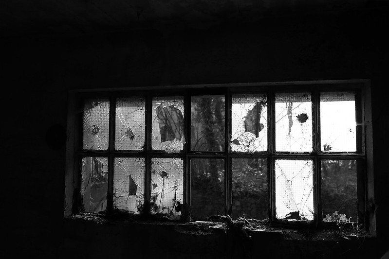 Detail Broken Window Pic Nomer 34