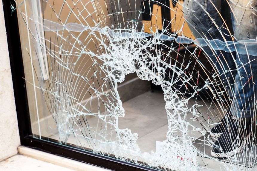 Detail Broken Window Pic Nomer 6