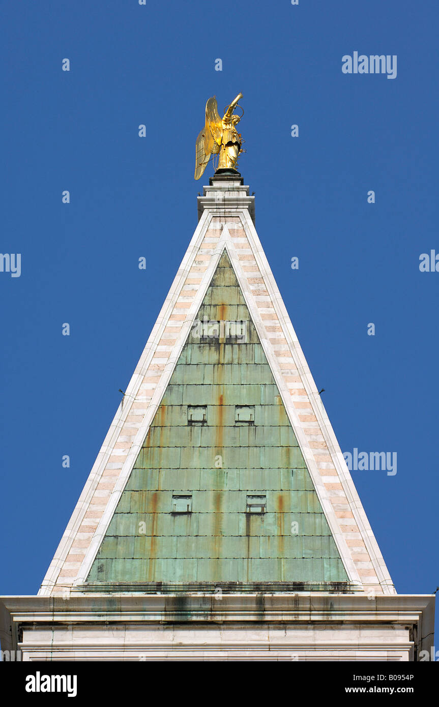 Detail Foto Tower Triangle Rooftop Gambar Tower Triangle Nomer 36