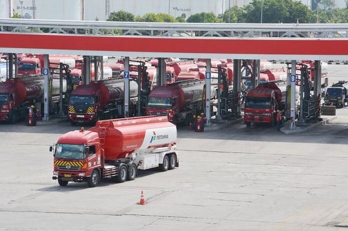 Detail Foto Truk Tangki Pertamina Nomer 21