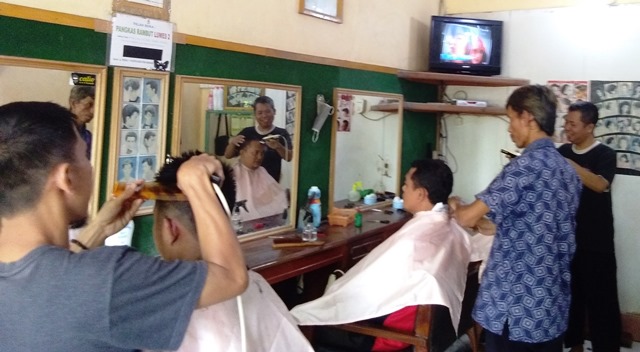 Detail Foto Tukang Cukur Rambut Nomer 19