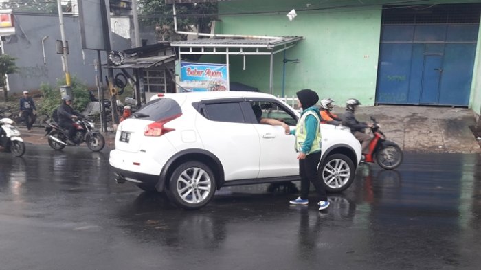 Detail Foto Tukang Parkir Pesawat Perempuan Berhijab Nomer 45