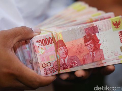 Detail Foto Uang Banyak Di Tangan Nomer 6