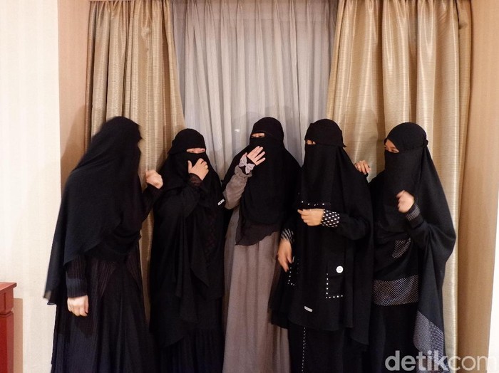 Detail Foto Wanita Bercadar Keren Nomer 38