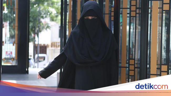 Detail Foto Wanita Bercadar Keren Nomer 49