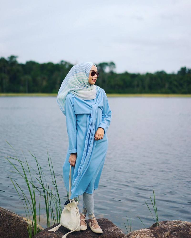 Detail Foto Wanita Berhijab Dari Samping Nomer 17