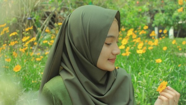 Detail Foto Wanita Berhijab Dari Samping Nomer 18