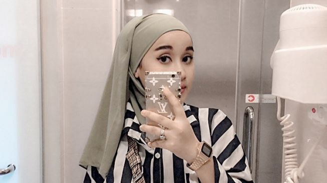 Detail Foto Wanita Berhijab Dari Samping Nomer 31