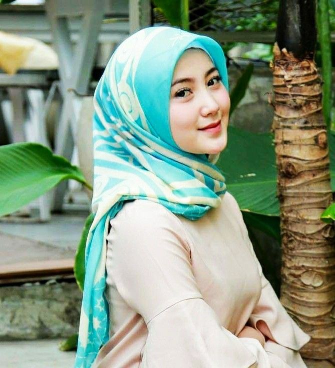 Detail Foto Wanita Berhijab Dari Samping Nomer 36