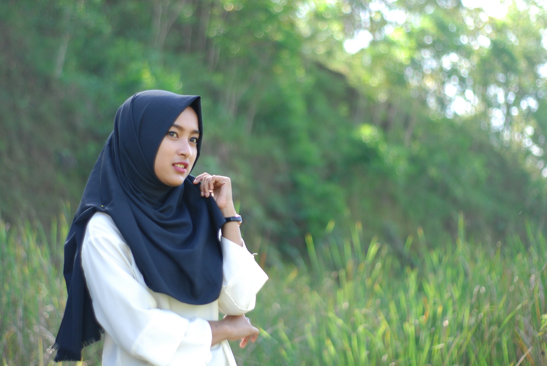 Detail Foto Wanita Berhijab Dari Samping Nomer 41