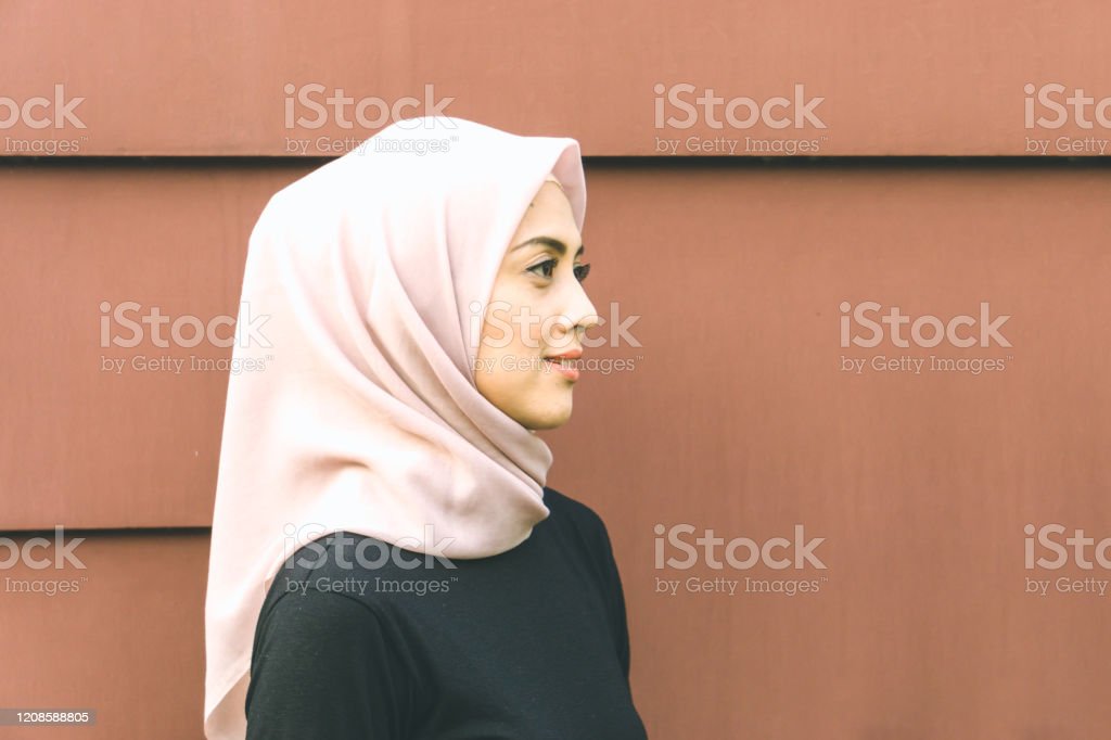 Detail Foto Wanita Berhijab Dari Samping Nomer 9