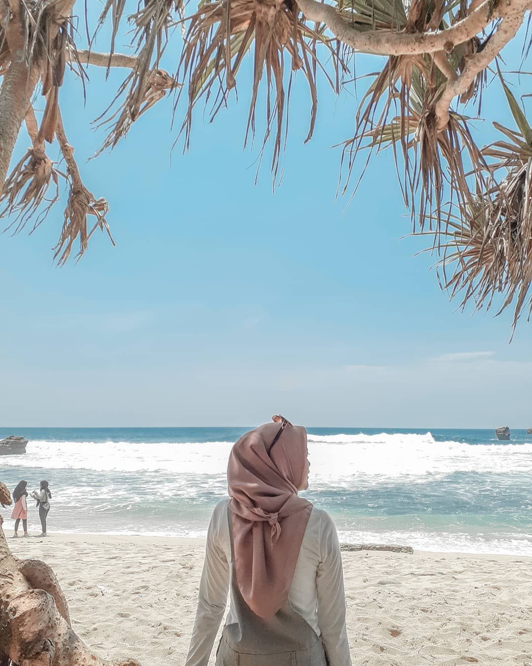 Foto Wanita Berhijab Di Pantai - KibrisPDR