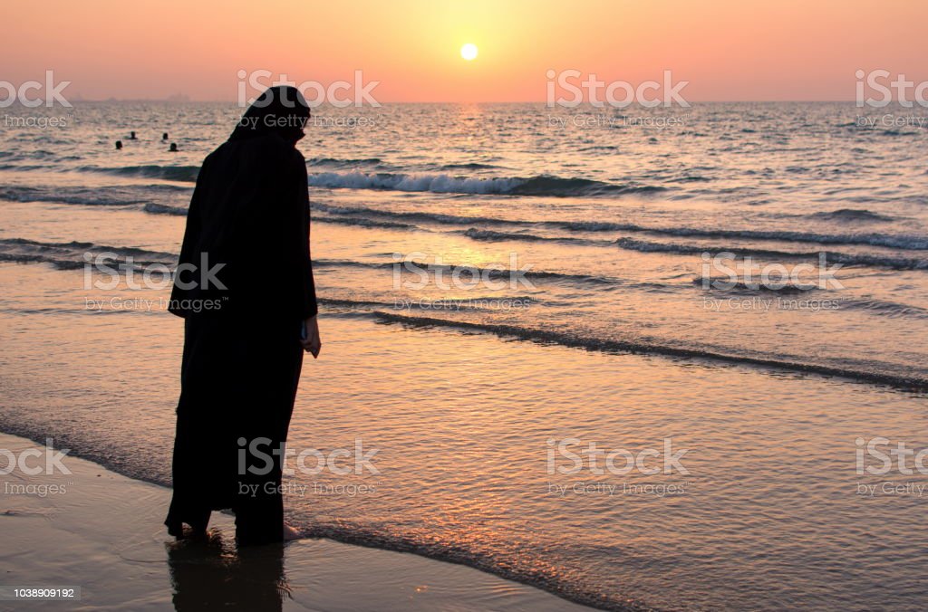 Detail Foto Wanita Berhijab Di Pantai Nomer 13