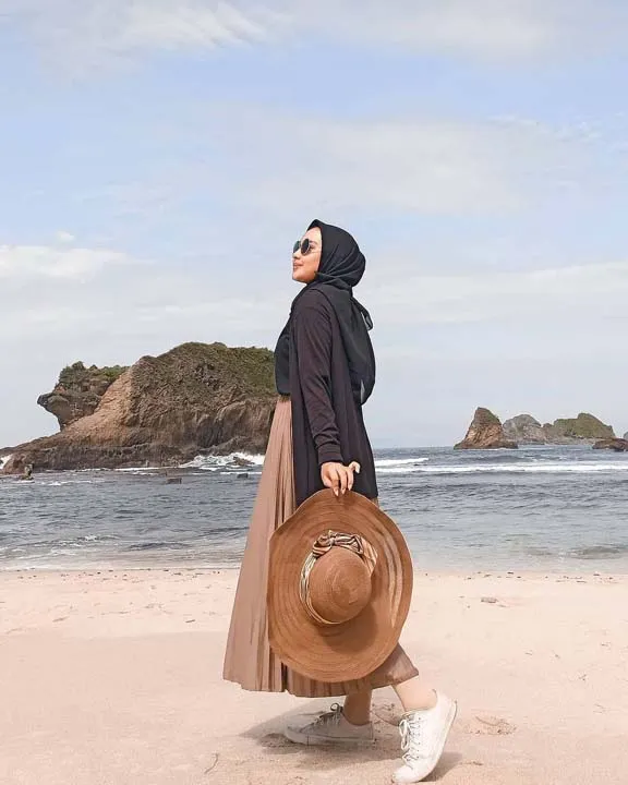 Detail Foto Wanita Berhijab Di Pantai Nomer 17