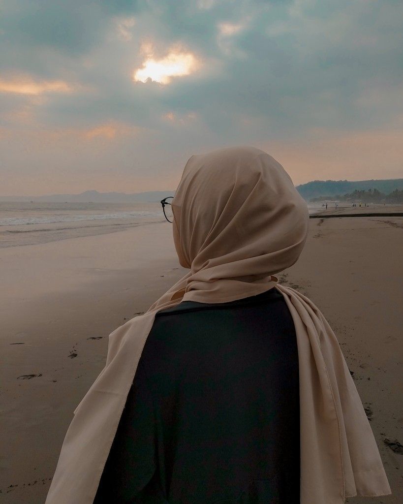 Detail Foto Wanita Berhijab Di Pantai Nomer 3