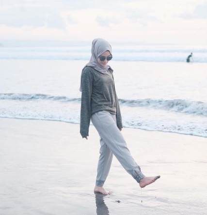 Detail Foto Wanita Berhijab Di Pantai Nomer 26