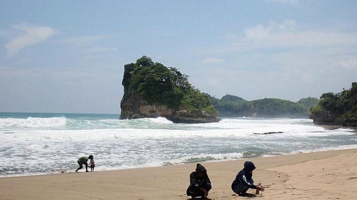 Detail Foto Wanita Berhijab Di Pantai Nomer 31