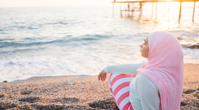 Detail Foto Wanita Berhijab Di Pantai Nomer 37