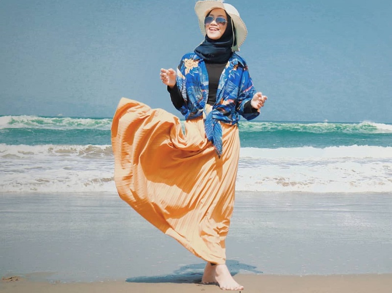 Detail Foto Wanita Berhijab Di Pantai Nomer 40