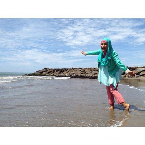 Detail Foto Wanita Berhijab Di Pantai Nomer 55