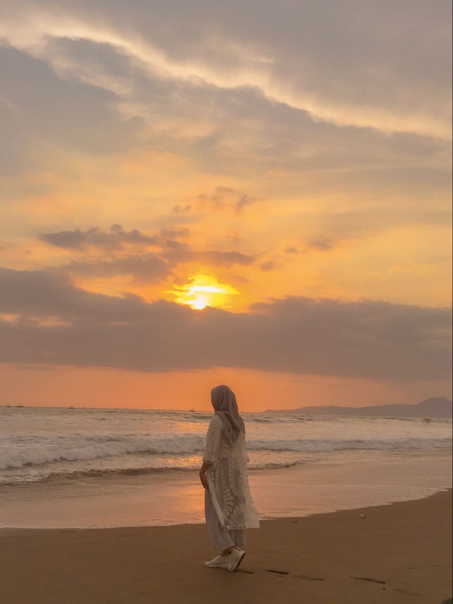 Detail Foto Wanita Berhijab Di Pantai Nomer 8