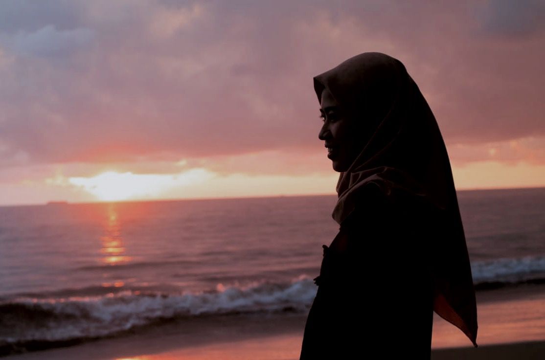 Foto Wanita Berhijab Sunset - KibrisPDR