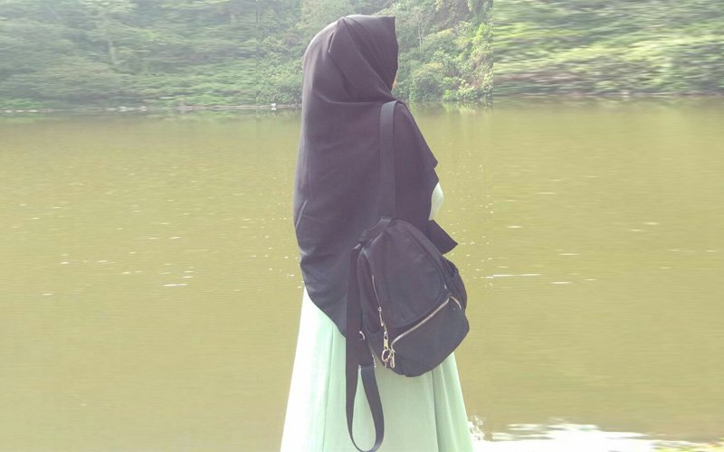 Detail Foto Wanita Berjilbab Dari Samping Nomer 3