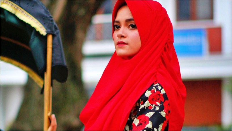 Detail Foto Wanita Berjilbab Dari Samping Nomer 33