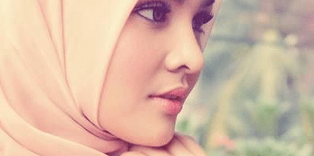 Detail Foto Wanita Berjilbab Dari Samping Nomer 36