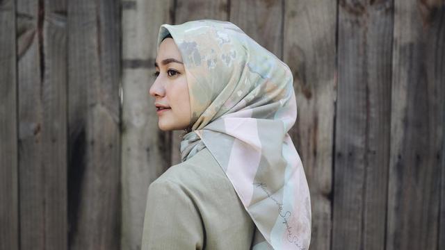 Detail Foto Wanita Berjilbab Dari Samping Nomer 5