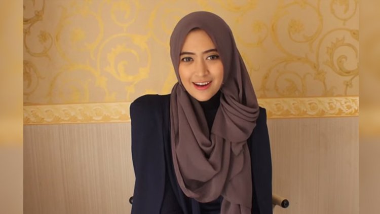 Detail Foto Wanita Berjilbab Dari Samping Nomer 42