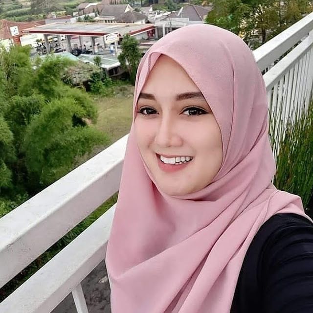 Foto Wanita Cantik Muslimah - KibrisPDR