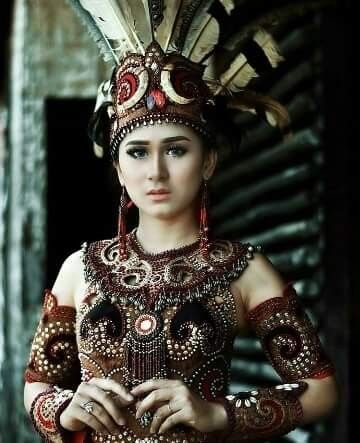 Detail Foto Wanita Dayak Nomer 2