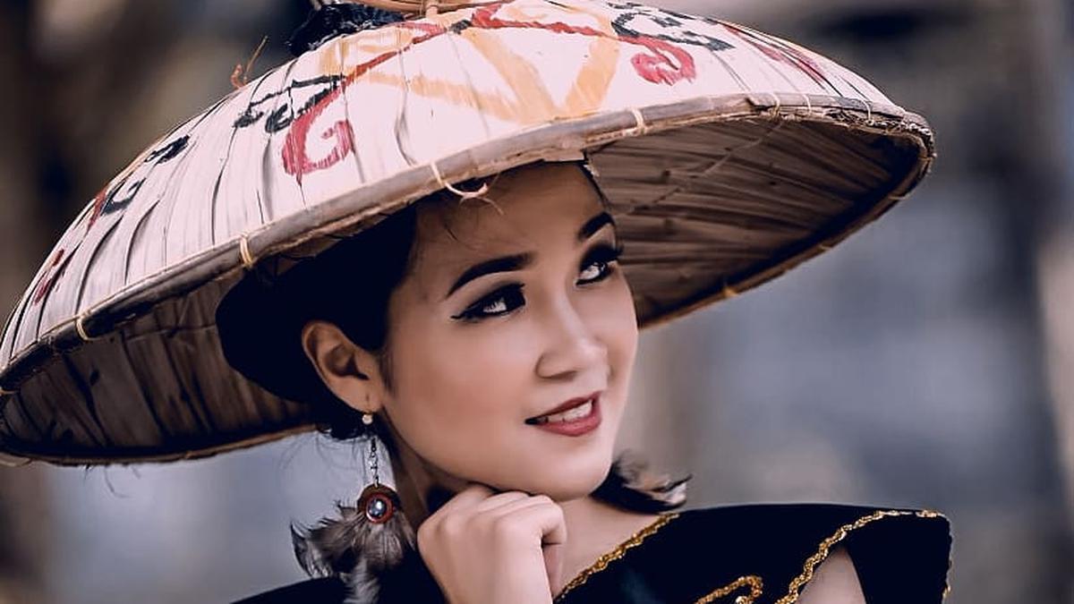 Detail Foto Wanita Dayak Nomer 22