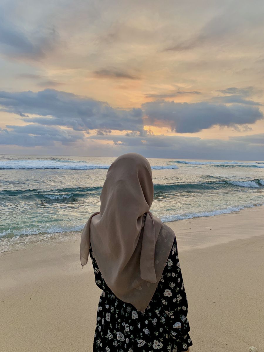 Foto Wanita Di Pantai - KibrisPDR