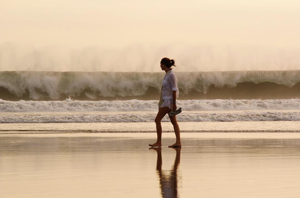 Detail Foto Wanita Di Pantai Nomer 11