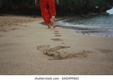 Detail Foto Wanita Di Pantai Nomer 16