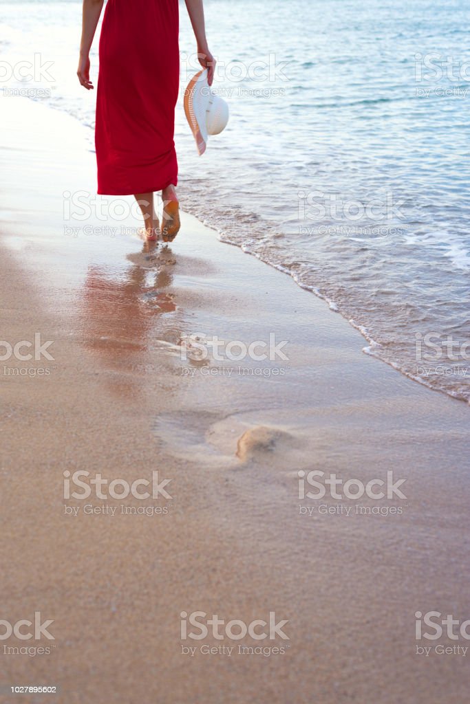 Detail Foto Wanita Di Pantai Nomer 25