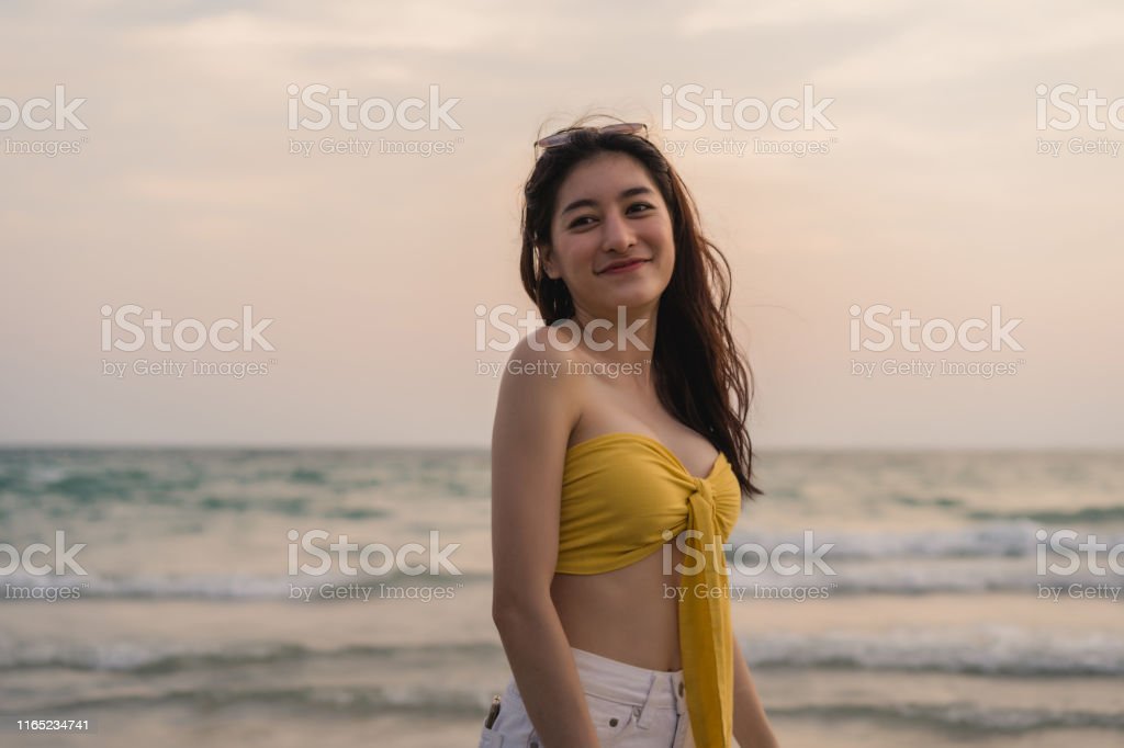 Detail Foto Wanita Di Pantai Nomer 26