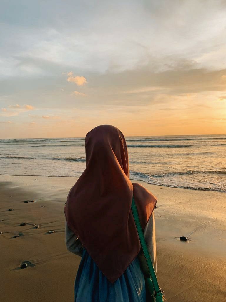 Detail Foto Wanita Di Pantai Nomer 5