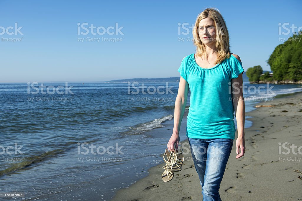 Detail Foto Wanita Di Pantai Nomer 55