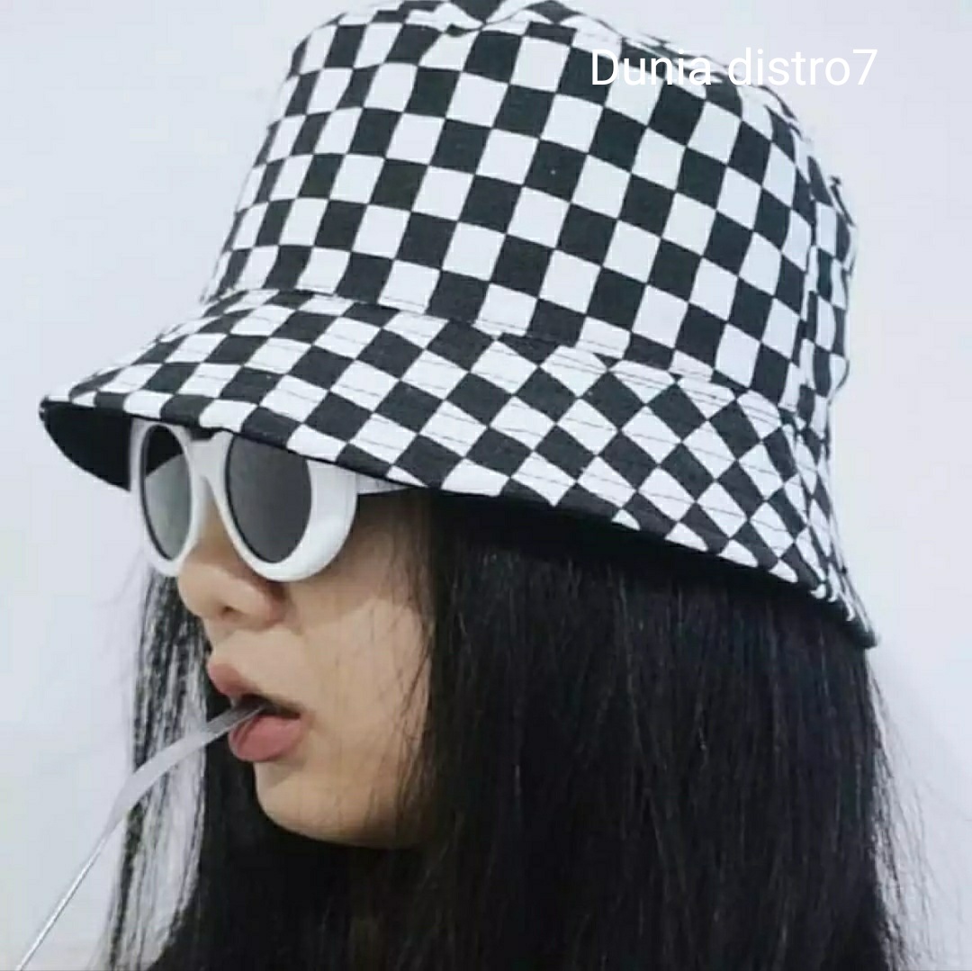 Detail Foto Wanita Keren Pakai Topi Nomer 12