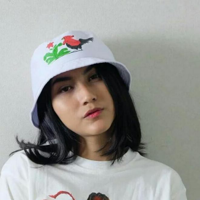 Detail Foto Wanita Keren Pakai Topi Nomer 15