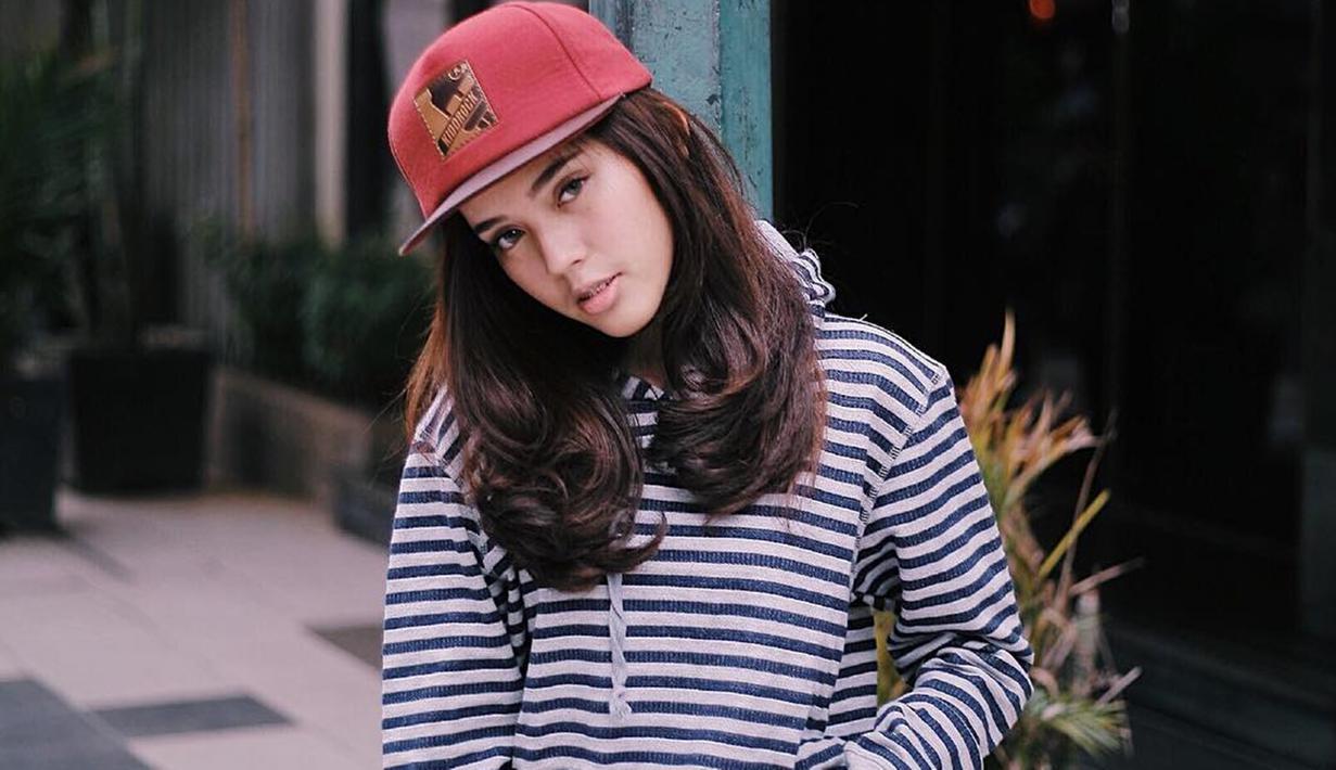 Detail Foto Wanita Keren Pakai Topi Nomer 23