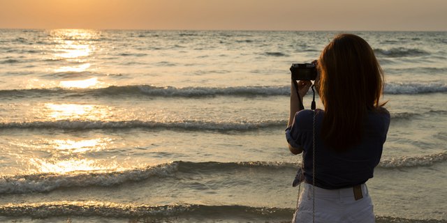 Detail Foto Wanita Membelakangi Kamera Nomer 10