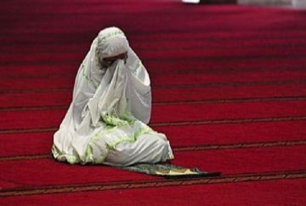 Detail Foto Wanita Muslimah Berdoa Nomer 32