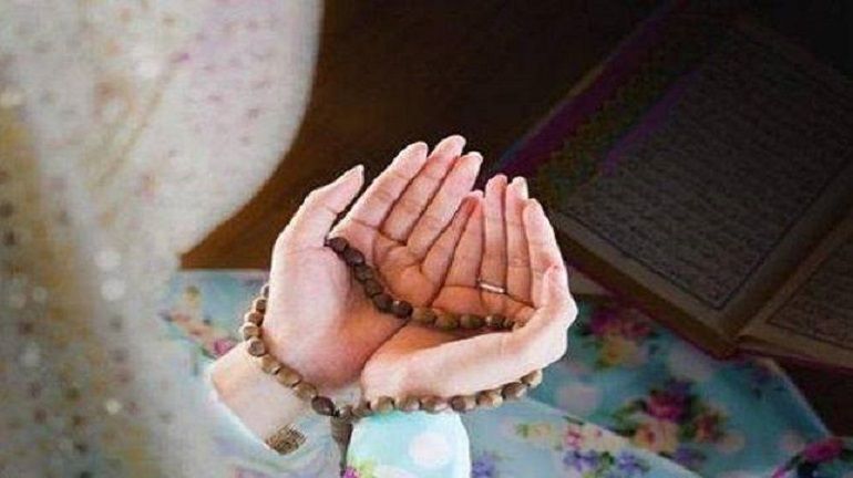 Detail Foto Wanita Muslimah Berdoa Nomer 8