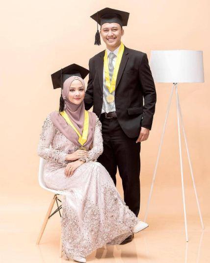 Detail Foto Wisuda Bareng Pasangan Nomer 13